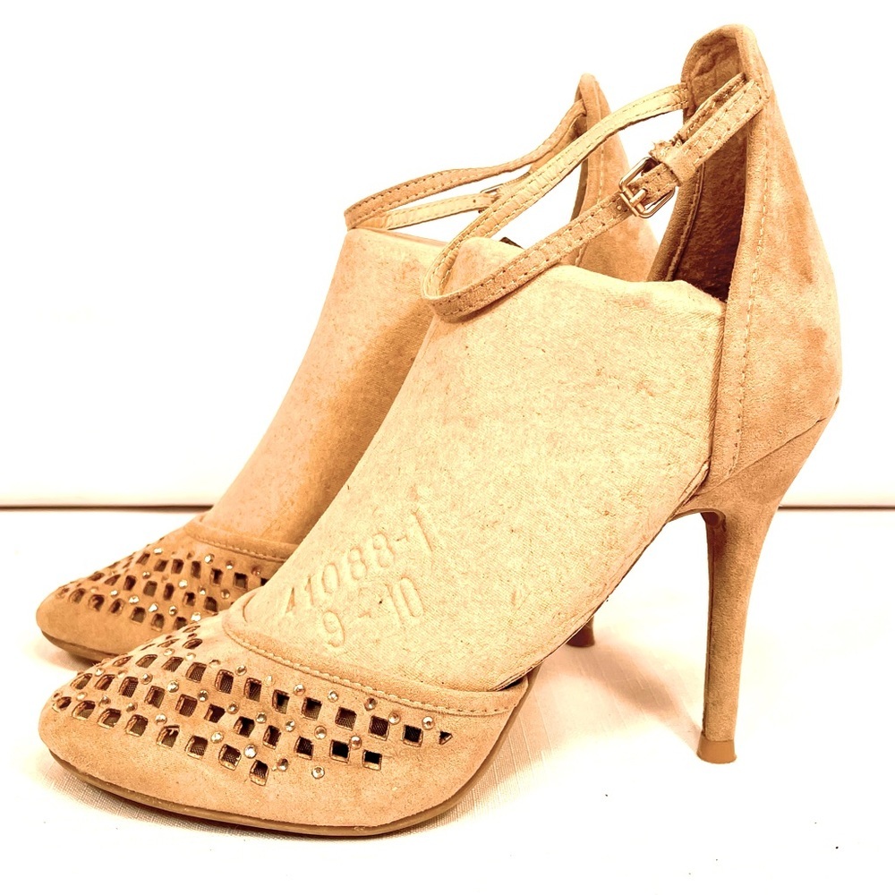 BEIGE SUEDE RAMPAGE 4” JEWEL STUD CUT OUT ANKLE STRAP SIZE 8M